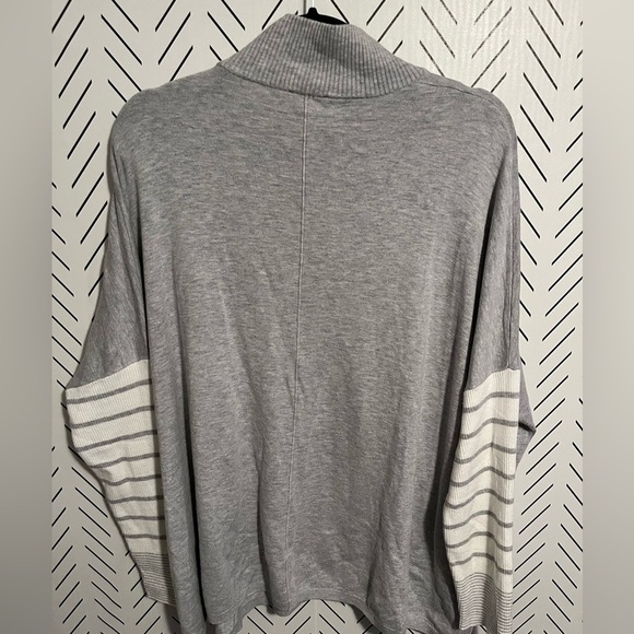 Jones New York Signature Gray Turtleneck with Striped Sleeves - Picture 11 of 11